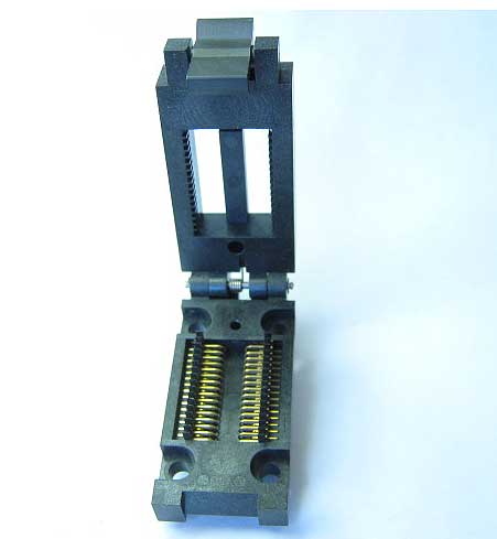 Enplas FP-32-1.27-06 Closed top, 32 pin SOIC test socket.